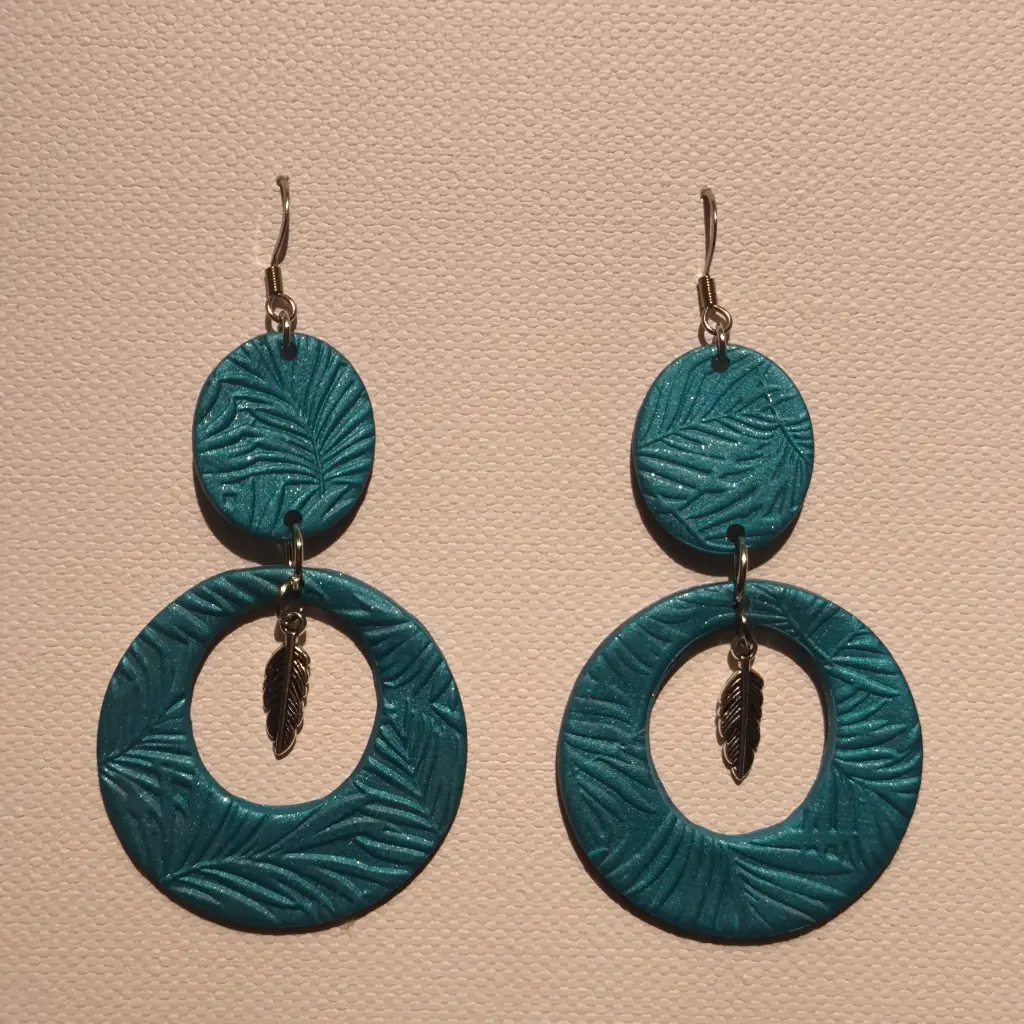 Boucles d'oreilles en pâte Fimo Bleue avec Breloque