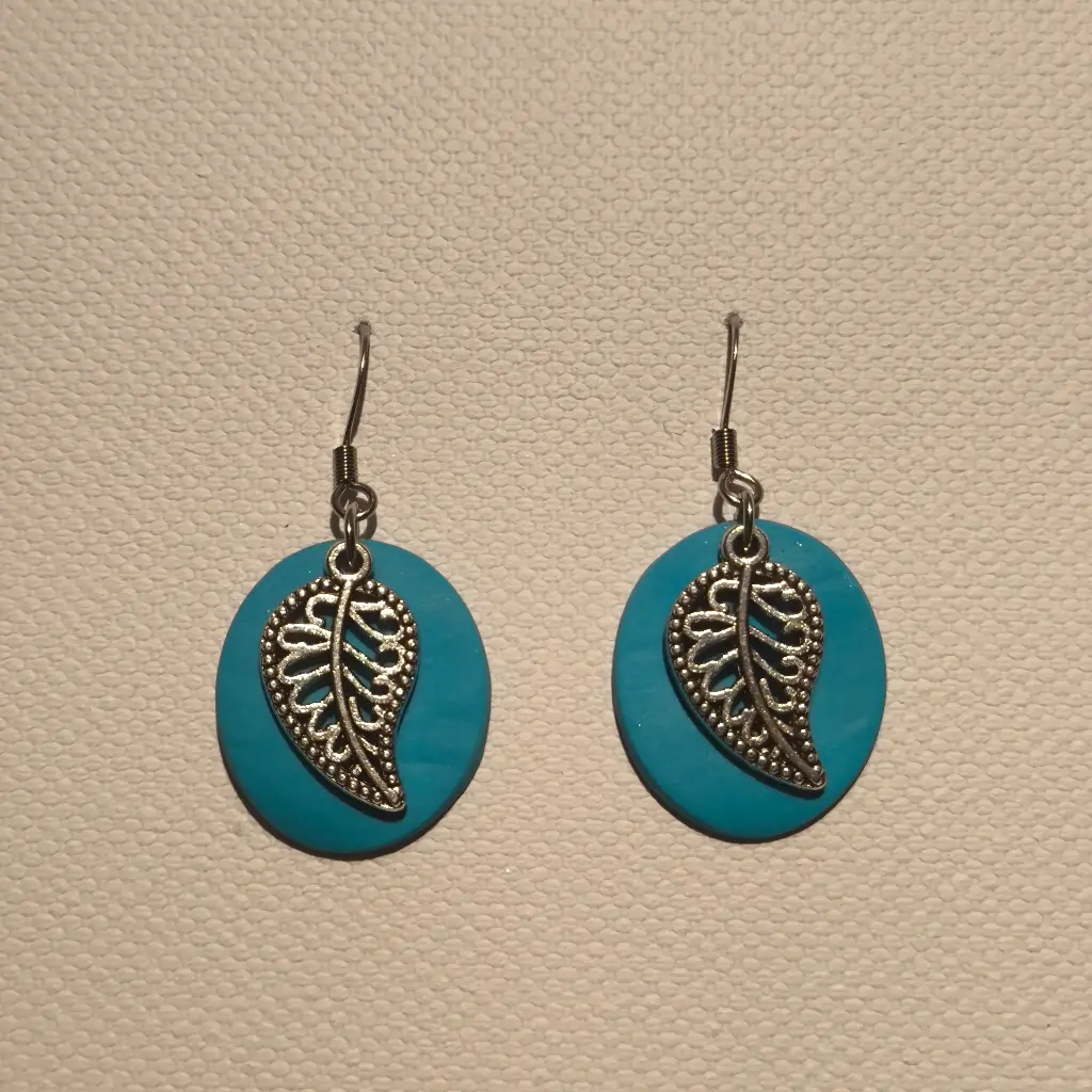 Boucles d'oreilles en pâte Fimo Bleue avec Breloque