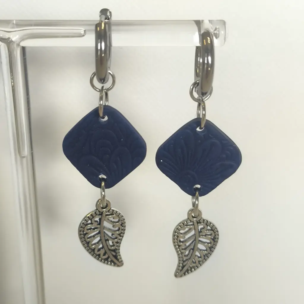 Boucles d'oreilles en pâte Fimo Bleue avec Breloque