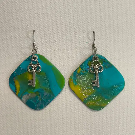 [755] Boucles d'oreilles en pâte Fimo Marbré avec Breloque