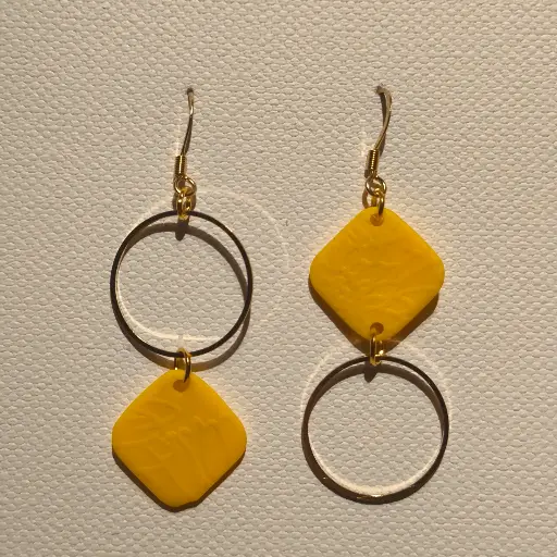 [798] Boucles d'oreilles en pâte Fimo Jaune avec Breloque