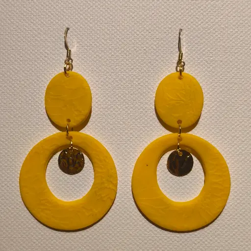 [800] Boucles d'oreilles en pâte Fimo Jaune avec Breloque